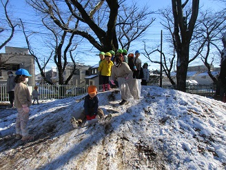 雪遊びしている様子の写真