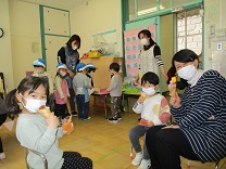 写真：3歳児のアイスやさん