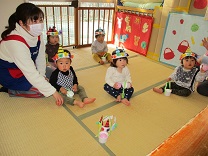 写真：0歳児の豆まき