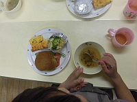 写真：今日の給食はランチプレートでいただきます