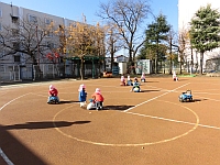 写真：園庭で遊ぶりすぐみ