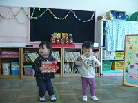 3月生まれの子どもたちが誕生カードをもらった写真