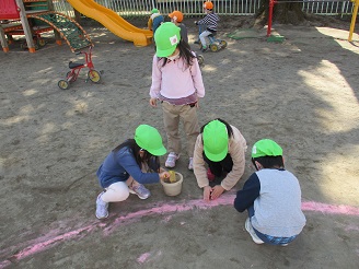 ぱんだぐみ園庭あそびの様子の写真