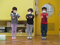 写真：司会の4歳児