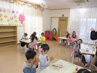 5歳児らいおん組お別れ会食会の様子の写真