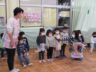 お別れ会で3歳児が卒園児にメッセージを言ってる様子の写真