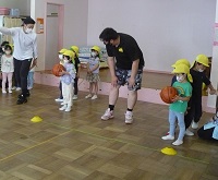 4歳児ぞう組がバスケットボールを使ったゲームをしている写真