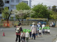 慣らし保育中の1歳児の写真