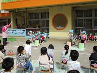 3歳児が太鼓でお祝いする写真です。