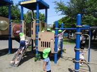 4歳児　公園で遊んでいる写真