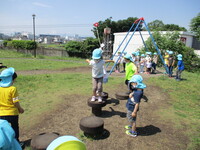 5歳児　公園で遊んでいる写真