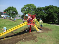 5歳児　公園で遊んでいる写真3