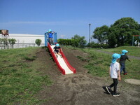 5歳児　公園で遊んでいる写真4