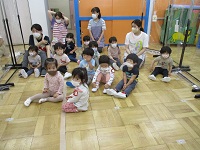 2歳児が誕生会に参加している写真です。