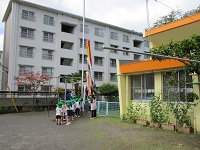 鯉のぼり5歳児が上げている写真です。