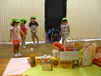 4歳児ぞう組の子どもたちがお菓子の大広間に到着した写真