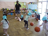 5歳児らいおん組のバスケット教室の写真