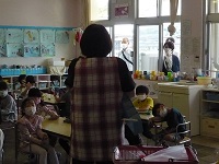 5歳児らいおん組が担任保育士の話を聞いている写真