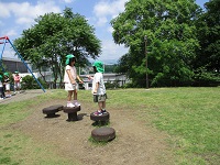 5歳児が春の遠足で七ツ塚公園へ行って遊ぶ写真です。