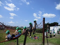 5歳児が公園の遊具で遊んでいる写真です。