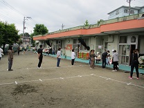 写真：保護者並ぶ