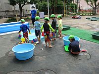 幼児クラスの水遊びの写真1