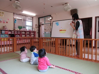 0歳児5月誕生会の様子の写真