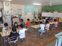 カレーライスを食べている子どもたちの写真