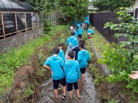 日野用水清掃の様子