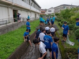 日野用水清掃の様子