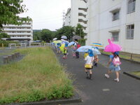 小学生との交流している写真