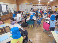 小学校で交流会の写真