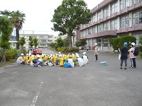 大型の地震が来たを想定し日野第八小学校に避難した写真