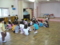 地震想定でのおむかえを待つ為ホールで待機する幼児クラスの写真