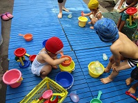 3歳児が水遊びをしている