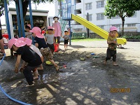 2歳児から入園した子どもがどろんこ遊びをしている写真です。