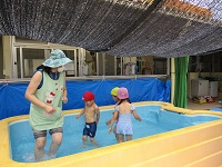 4歳児がプールで遊んでいる写真です。