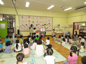 誕生日会の職員の出し物の様子