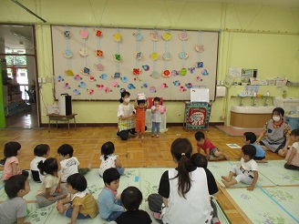 1歳児りす組と2歳児うさぎ組と誕生日会の様子