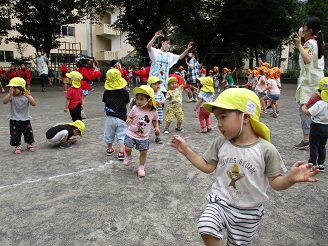 2歳児うさぎぐみが盆踊りを楽しんでいる様子の写真