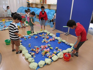 4歳児ぱんだ組が魚釣りで遊んでいる様子の