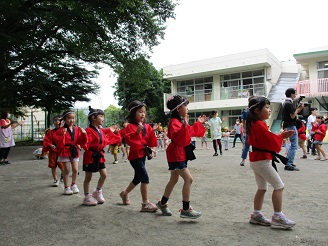 盆踊りをしている様子の写真