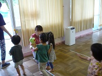 2歳の子どもたちが帰るときに、カエルのぴょんたが見送っている写真