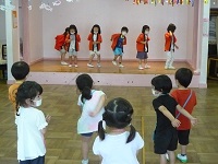 5歳児らいおん組がお手本になって盆踊りを踊っている写真