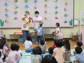 3歳児・5歳児が7月プール開き誕生会に参加している様子の写真