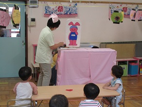 2歳児が7月プール開き誕生会に参加している様子の写真