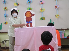 3歳児・5歳児が7月プール開き誕生会に参加している様子の写真