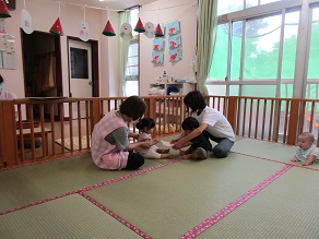 0歳児が7月誕生会に参加している様子の写真