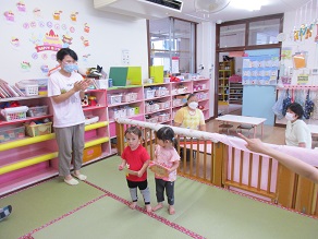 1歳児が7月プール開き誕生会に参加している様子の写真