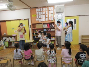 4歳児が7月プール開き誕生会に参加している様子の写真